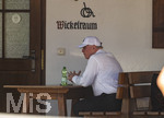 30.07.2026, Fussball Bundesliga 2026/2027, Trainingslager FC Bayern München in Rottach-Egern am Tegernsee (Bayern). Testspiel FC Rottach Egern - FC Bayern München, Ehren-Präsident Uli Hoeneß (FC Bayern München, Hoeness) sitzt am Clubhaus 