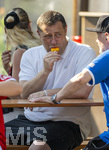 30.07.2026, Fussball Bundesliga 2026/2027, Trainingslager FC Bayern München in Rottach-Egern am Tegernsee (Bayern). Testspiel FC Rottach Egern - FC Bayern München, Sportvorstand Max Eberl (li, Bayern München) lutscht ein Eis am Stil.  