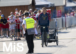 30.07.2026, Fussball Bundesliga 2026/2027, Trainingslager FC Bayern München in Rottach-Egern am Tegernsee (Bayern). Testspiel FC Rottach Egern - FC Bayern München, Torwart Manuel Neuer (FC Bayern München) kommt mit Fahrrad-Anhänger zum Trainingsplatz.