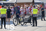 30.07.2026, Fussball Bundesliga 2026/2027, Trainingslager FC Bayern München in Rottach-Egern am Tegernsee (Bayern). Testspiel FC Rottach Egern - FC Bayern München, Torwart Manuel Neuer (FC Bayern München) kommt mit Fahrrad-Anhänger zum Trainingsplatz.