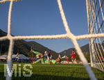 30.07.2026, Fussball Bundesliga 2026/2027, Trainingslager FC Bayern München in Rottach-Egern am Tegernsee (Bayern). Testspiel FC Rottach Egern - FC Bayern München, Torschuss der Bayern, der Torwart Kilian Zimmer (Rottach Egern) liegt geschlagen am Boden.