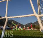 30.07.2026, Fussball Bundesliga 2026/2027, Trainingslager FC Bayern München in Rottach-Egern am Tegernsee (Bayern). Testspiel FC Rottach Egern - FC Bayern München, Torschuss der Bayern, der Torwart Kilian Zimmer (Rottach Egern) liegt geschlagen am Boden.