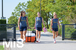 05.08.2026, München, Deutschland. Google Pixel Frauen-Bundesliga: Die FC Bayern Frauen absolvieren auf dem FC Bayern Campus eine Trainingseinheit zur Vorbereitung auf das Testspiel gegen Paris FC. Lena Oberdorf (FC Bayern Frauen), Alara Sehitler (FC Bayern Frauen), Linda Dallmann (FC Bayern Frauen)