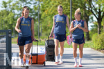 05.08.2026, München, Deutschland. Google Pixel Frauen-Bundesliga: Die FC Bayern Frauen absolvieren auf dem FC Bayern Campus eine Trainingseinheit zur Vorbereitung auf das Testspiel gegen Paris FC. Lena Oberdorf (FC Bayern Frauen), Alara Sehitler (FC Bayern Frauen), Linda Dallmann (FC Bayern Frauen)