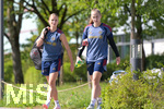 05.08.2026, München, Deutschland. Google Pixel Frauen-Bundesliga: Die FC Bayern Frauen absolvieren auf dem FC Bayern Campus eine Trainingseinheit zur Vorbereitung auf das Testspiel gegen Paris FC. Sophie Proost (FC Bayern Frauen), Regina van Eijk (FC Bayern Frauen)