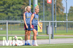 05.08.2026, München, Deutschland. Google Pixel Frauen-Bundesliga: Die FC Bayern Frauen absolvieren auf dem FC Bayern Campus eine Trainingseinheit zur Vorbereitung auf das Testspiel gegen Paris FC. Pernille Harder (FC Bayern Frauen), Linda Dallmann (FC Bayern Frauen)