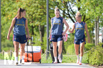 05.08.2026, München, Deutschland. Google Pixel Frauen-Bundesliga: Die FC Bayern Frauen absolvieren auf dem FC Bayern Campus eine Trainingseinheit zur Vorbereitung auf das Testspiel gegen Paris FC. Lena Oberdorf (FC Bayern Frauen), Alara Sehitler (FC Bayern Frauen), Linda Dallmann (FC Bayern Frauen)