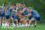 05.08.2026, München, Deutschland. Google Pixel Frauen-Bundesliga: Die FC Bayern Frauen absolvieren auf dem FC Bayern Campus eine Trainingseinheit zur Vorbereitung auf das Testspiel gegen Paris FC. Arianna Caruso (FC Bayern Frauen), Klara Bühl (FC Bayern Frauen)