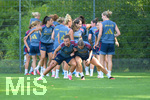 05.08.2026, München, Deutschland. Google Pixel Frauen-Bundesliga: Die FC Bayern Frauen absolvieren auf dem FC Bayern Campus eine Trainingseinheit zur Vorbereitung auf das Testspiel gegen Paris FC. Arianna Caruso (FC Bayern Frauen), Klara Bühl (FC Bayern Frauen)