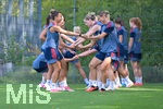 05.08.2026, München, Deutschland. Google Pixel Frauen-Bundesliga: Die FC Bayern Frauen absolvieren auf dem FC Bayern Campus eine Trainingseinheit zur Vorbereitung auf das Testspiel gegen Paris FC. Arianna Caruso (FC Bayern Frauen), Klara Bühl (FC Bayern Frauen)