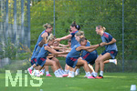 05.08.2026, München, Deutschland. Google Pixel Frauen-Bundesliga: Die FC Bayern Frauen absolvieren auf dem FC Bayern Campus eine Trainingseinheit zur Vorbereitung auf das Testspiel gegen Paris FC. Linda Dallmann (FC Bayern Frauen), Alara Sehitler (FC Bayern Frauen), Arianna Caruso (FC Bayern Frauen), Klara Bühl (FC Bayern Frauen)
