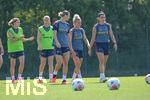 05.08.2026, München, Deutschland. Google Pixel Frauen-Bundesliga: Die FC Bayern Frauen absolvieren auf dem FC Bayern Campus eine Trainingseinheit zur Vorbereitung auf das Testspiel gegen Paris FC. Klara Bühl (FC Bayern Frauen), Linda Dallmann (FC Bayern Frauen), Jovana Damnjanovic (FC Bayern Frauen)