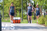 05.08.2026, München, Deutschland. Google Pixel Frauen-Bundesliga: Die FC Bayern Frauen absolvieren auf dem FC Bayern Campus eine Trainingseinheit zur Vorbereitung auf das Testspiel gegen Paris FC. Lena Oberdorf (FC Bayern Frauen), Alara Sehitler (FC Bayern Frauen), Linda Dallmann (FC Bayern Frauen)