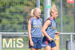 05.08.2026, München, Deutschland. Google Pixel Frauen-Bundesliga: Die FC Bayern Frauen absolvieren auf dem FC Bayern Campus eine Trainingseinheit zur Vorbereitung auf das Testspiel gegen Paris FC. Pernille Harder (FC Bayern Frauen), Linda Dallmann (FC Bayern Frauen)
