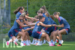 05.08.2026, München, Deutschland. Google Pixel Frauen-Bundesliga: Die FC Bayern Frauen absolvieren auf dem FC Bayern Campus eine Trainingseinheit zur Vorbereitung auf das Testspiel gegen Paris FC. Arianna Caruso (FC Bayern Frauen), Klara Bühl (FC Bayern Frauen)