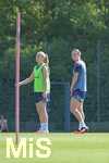 05.08.2026, München, Deutschland. Google Pixel Frauen-Bundesliga: Die FC Bayern Frauen absolvieren auf dem FC Bayern Campus eine Trainingseinheit zur Vorbereitung auf das Testspiel gegen Paris FC. Glodis Perla Viggosdottir (FC Bayern Frauen), Klara Bühl (FC Bayern Frauen)