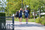 05.08.2026, München, Deutschland. Google Pixel Frauen-Bundesliga: Die FC Bayern Frauen absolvieren auf dem FC Bayern Campus eine Trainingseinheit zur Vorbereitung auf das Testspiel gegen Paris FC. Sophie Proost (FC Bayern Frauen), Regina van Eijk (FC Bayern Frauen)