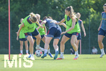 05.08.2026, München, Deutschland. Google Pixel Frauen-Bundesliga: Die FC Bayern Frauen absolvieren auf dem FC Bayern Campus eine Trainingseinheit zur Vorbereitung auf das Testspiel gegen Paris FC. Alara Sehitler (FC Bayern Frauen), Sarah Zadrazil (FC Bayern Frauen), Katharina Naschenweng (FC Bayern Frauen)