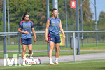 05.08.2026, München, Deutschland. Google Pixel Frauen-Bundesliga: Die FC Bayern Frauen absolvieren auf dem FC Bayern Campus eine Trainingseinheit zur Vorbereitung auf das Testspiel gegen Paris FC. Kassandra Potsi (FC Bayern Frauen), Katharina Naschenweng (FC Bayern Frauen)