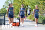 05.08.2026, München, Deutschland. Google Pixel Frauen-Bundesliga: Die FC Bayern Frauen absolvieren auf dem FC Bayern Campus eine Trainingseinheit zur Vorbereitung auf das Testspiel gegen Paris FC. Lena Oberdorf (FC Bayern Frauen), Alara Sehitler (FC Bayern Frauen), Linda Dallmann (FC Bayern Frauen)