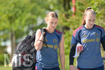 05.08.2026, München, Deutschland. Google Pixel Frauen-Bundesliga: Die FC Bayern Frauen absolvieren auf dem FC Bayern Campus eine Trainingseinheit zur Vorbereitung auf das Testspiel gegen Paris FC. Sophie Proost (FC Bayern Frauen), Regina van Eijk (FC Bayern Frauen)
