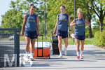 05.08.2026, München, Deutschland. Google Pixel Frauen-Bundesliga: Die FC Bayern Frauen absolvieren auf dem FC Bayern Campus eine Trainingseinheit zur Vorbereitung auf das Testspiel gegen Paris FC. Lena Oberdorf (FC Bayern Frauen), Alara Sehitler (FC Bayern Frauen), Linda Dallmann (FC Bayern Frauen)