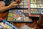 05.08.2026, Deutschland, Bayern, Pokemon-Sammelkarten, eine Teenagerin sammelt begeistert Pokemon-Karten in ihrem Sammelheft.
