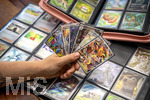 05.08.2026, Deutschland, Bayern, Pokemon-Sammelkarten, eine Teenagerin sammelt begeistert Pokemon-Karten in ihrem Sammelheft.