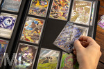 05.08.2026, Deutschland, Bayern, Pokemon-Sammelkarten, eine Teenagerin sammelt begeistert Pokemon-Karten in ihrem Sammelheft.