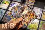 05.08.2026, Deutschland, Bayern, Pokemon-Sammelkarten, eine Teenagerin sammelt begeistert Pokemon-Karten in ihrem Sammelheft.