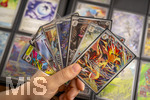 05.08.2026, Deutschland, Bayern, Pokemon-Sammelkarten, eine Teenagerin sammelt begeistert Pokemon-Karten in ihrem Sammelheft.
