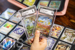 05.08.2026, Deutschland, Bayern, Pokemon-Sammelkarten, eine Teenagerin sammelt begeistert Pokemon-Karten. 
