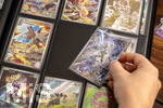 05.08.2026, Deutschland, Bayern, Pokemon-Sammelkarten, eine Teenagerin sammelt begeistert Pokemon-Karten in ihrem Sammelheft.