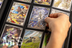 05.08.2026, Deutschland, Bayern, Pokemon-Sammelkarten, eine Teenagerin sammelt begeistert Pokemon-Karten in ihrem Sammelheft.
