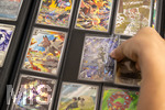 05.08.2026, Deutschland, Bayern, Pokemon-Sammelkarten, eine Teenagerin sammelt begeistert Pokemon-Karten in ihrem Sammelheft.