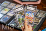 05.08.2026, Deutschland, Bayern, Pokemon-Sammelkarten, eine Teenagerin sammelt begeistert Pokemon-Karten. 