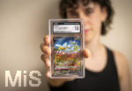 05.08.2026, Deutschland, Bayern, Pokemon-Sammelkarten, eine Teenagerin (Viola) sammelt begeistert Pokemon-Karten. (Modelreleased)   