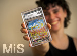05.08.2026, Deutschland, Bayern, Pokemon-Sammelkarten, eine Teenagerin (Viola) sammelt begeistert Pokemon-Karten. (Modelreleased)   