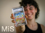 05.08.2026, Deutschland, Bayern, Pokemon-Sammelkarten, eine Teenagerin (Viola) sammelt begeistert Pokemon-Karten. (Modelreleased)   