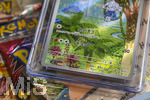 05.08.2026, Deutschland, Bayern, Pokemon-Sammelkarten auf dem Wohnzimmertisch einer Sammlerin.