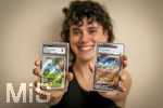 05.08.2026, Deutschland, Bayern, Pokemon-Sammelkarten, eine Teenagerin (Viola) sammelt begeistert Pokemon-Karten. (Modelreleased)  