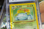 05.08.2026, Deutschland, Bayern, Pokemon-Sammelkarten auf dem Wohnzimmertisch einer Sammlerin.