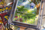 05.08.2026, Deutschland, Bayern, Pokemon-Sammelkarten auf dem Wohnzimmertisch einer Sammlerin. 