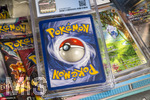 05.08.2026, Deutschland, Bayern, Pokemon-Sammelkarten auf dem Wohnzimmertisch einer Sammlerin.