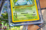 05.08.2026, Deutschland, Bayern, Pokemon-Sammelkarten auf dem Wohnzimmertisch einer Sammlerin.