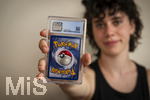 05.08.2026, Deutschland, Bayern, Pokemon-Sammelkarten, eine Teenagerin (Viola) sammelt begeistert Pokemon-Karten. (Modelreleased)   