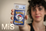 05.08.2026, Deutschland, Bayern, Pokemon-Sammelkarten, eine Teenagerin (Viola) sammelt begeistert Pokemon-Karten. (Modelreleased)   