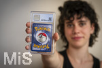 05.08.2026, Deutschland, Bayern, Pokemon-Sammelkarten, eine Teenagerin (Viola) sammelt begeistert Pokemon-Karten. (Modelreleased)   