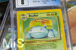 05.08.2026, Deutschland, Bayern, Pokemon-Sammelkarten auf dem Wohnzimmertisch einer Sammlerin.