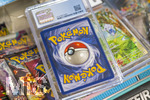 05.08.2026, Deutschland, Bayern, Pokemon-Sammelkarten auf dem Wohnzimmertisch einer Sammlerin.